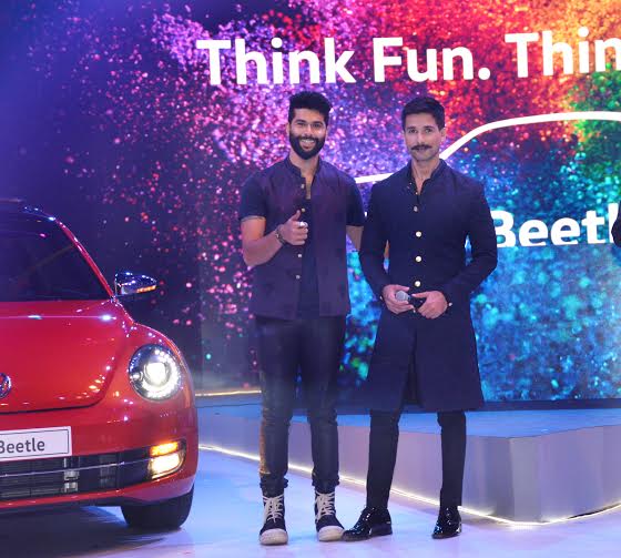 Kunal Rawal victory sign with Shahid Kapoor