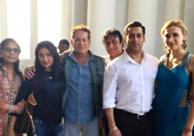 Iulia Vantur , Salman Khan, Salim Khan in family picture