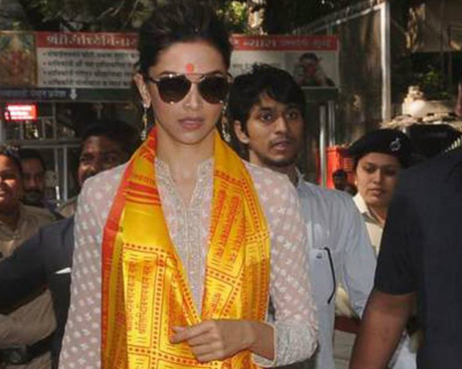 Deepika Padukone visits Siddhivinayak