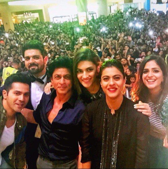 Shah Rukh Khan, Kajol, Varun Dhawan Kriti Sanon in Dubai