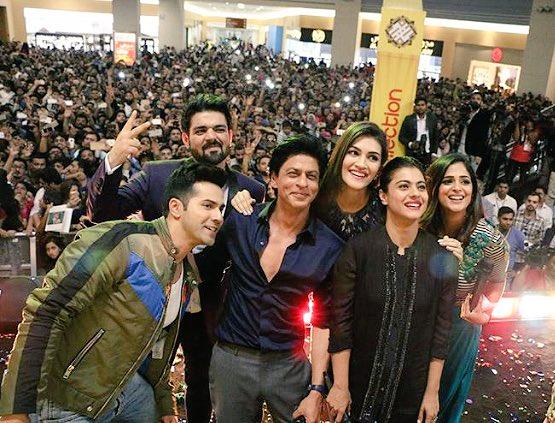 Shah Rukh Khan, Kajol, Varun Dhawan Kriti Sanon in Dubai