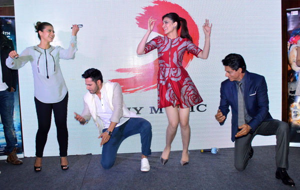 Varun Dhawan, SRK Kriti Sanon at Dilwale event