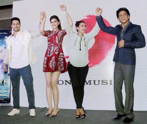 Varun Dhawan, SRK Kriti Sanon , Kajol at Dilwale event