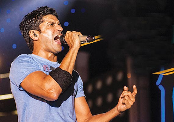 Farhan Akhtar singing