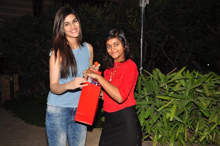 kriti sanon gifting a Chritmas gifts to a girl