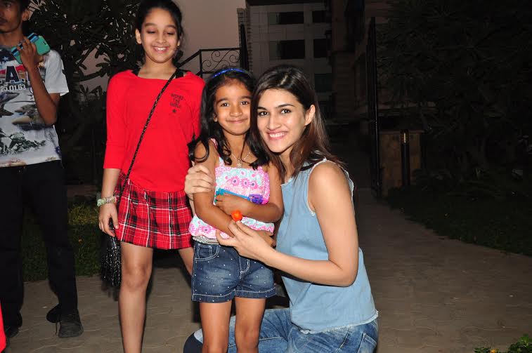 kriti sanon with a cute child