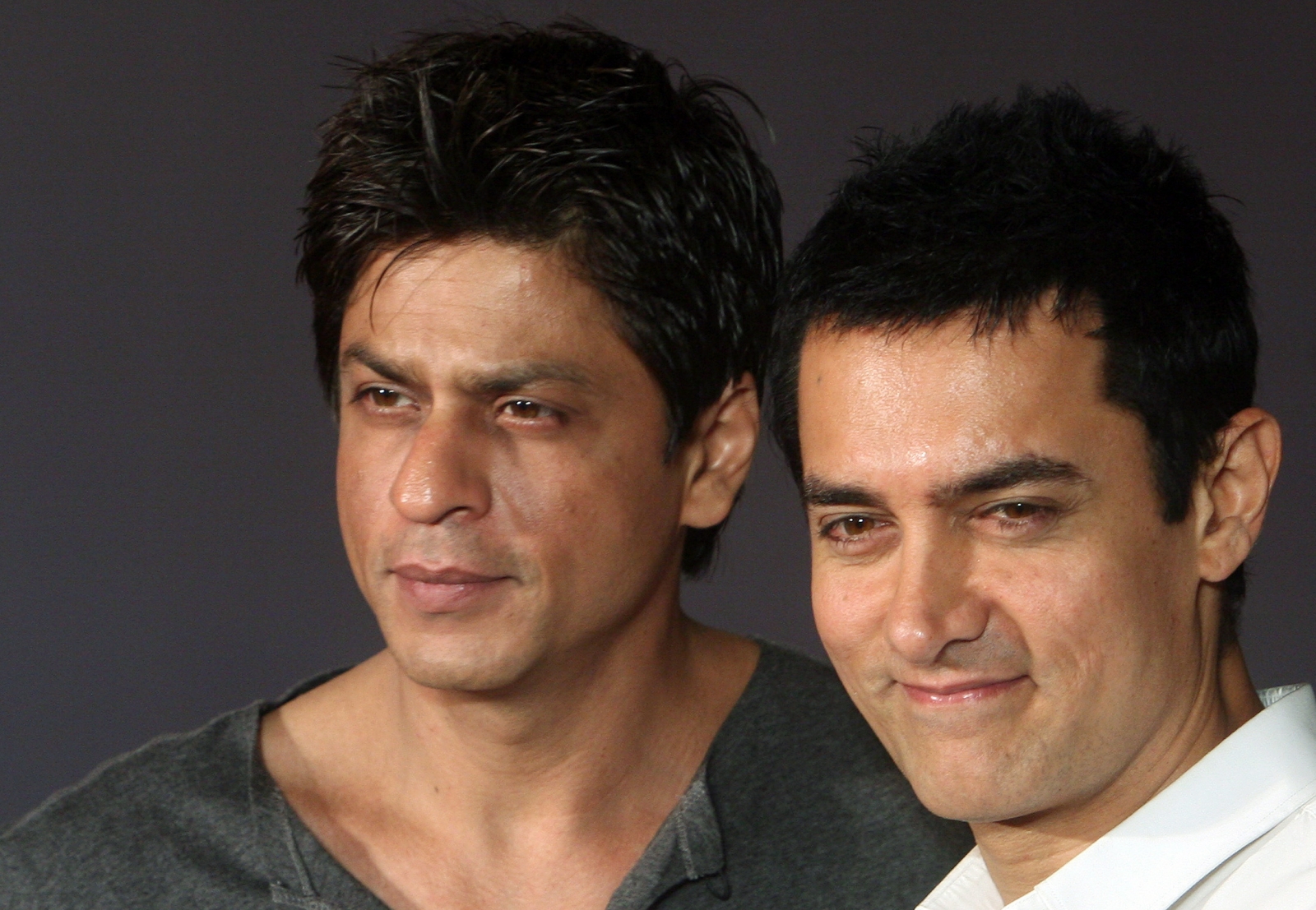 Shah Rukh Khan comes to Aamir Khan’s rescue: Intolerance row