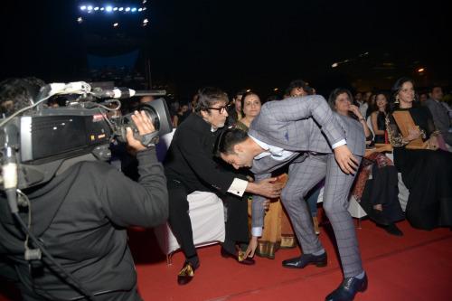 Amitabh Bachchan Varun Dhawan at Big Star Entertainment Awards 2015.