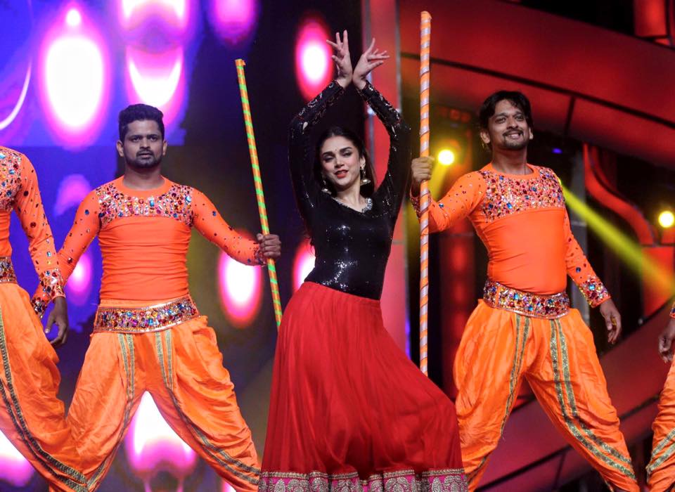 Aditi Rao Hydari dancing at Umang 2016.