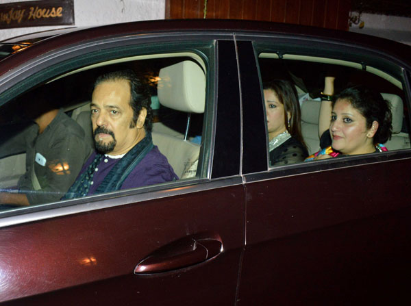 Akbar Khan with family at brother Sanjay Khan BB