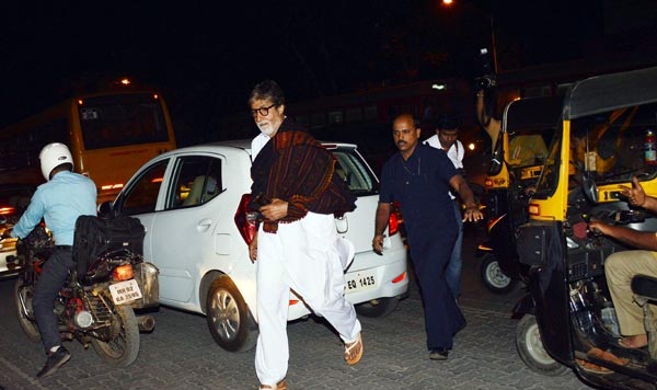 Spotted: Amitabh Bachchan strolling on the streets of Mumbai