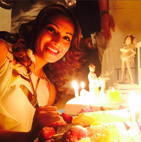 Bipasha Basu's White Themed Birthday Bash!