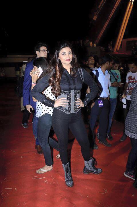 Daisy Shah denim look