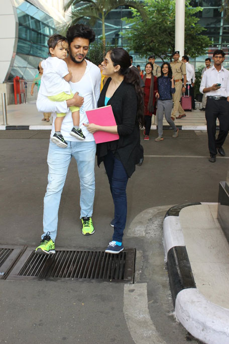 Riteish Deshmukh with Genelia and Rian at Mumbai airport