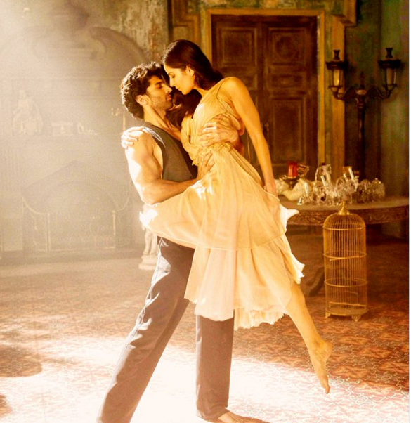 Aditya Roy Kapur , Katrina Kaif in Pasmina song from Fitoor