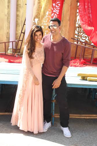Nimrat Kaur posing with Akshay Kumar