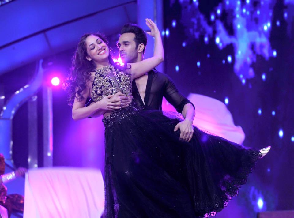 Pulkit Samrat and Yami Gautam performing at Umang 2016
