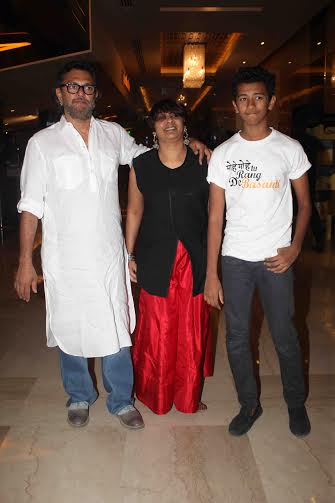 Rakyesh Omprakash Mehra with family at Rang De Basanti reunion