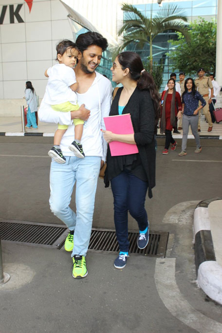 Riteish Deshmukh with Genelia and Rian at Mumbai airport