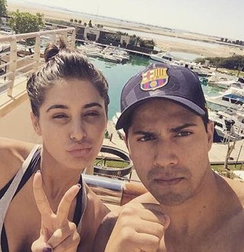 Varun Dhawan, Nargis Fakhri victory sign