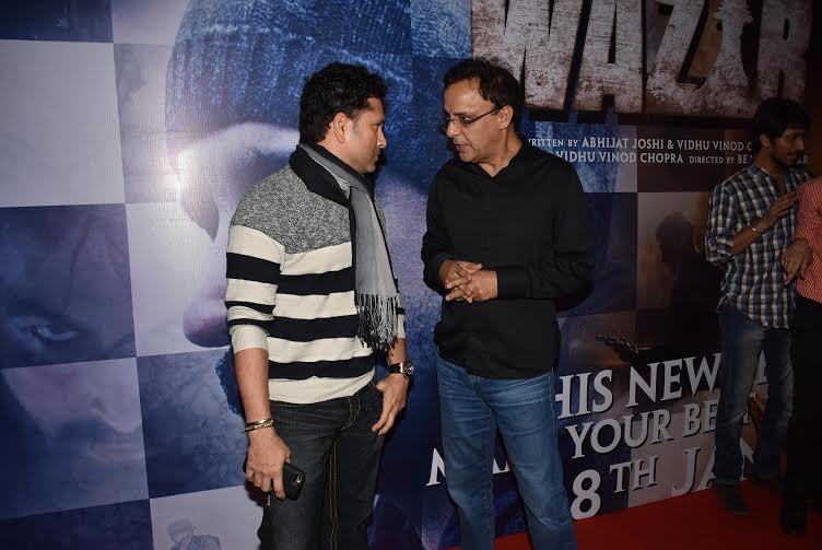 Vidhu Vinod Chopra talking to Sachin Tendulkar at Wazir screeing