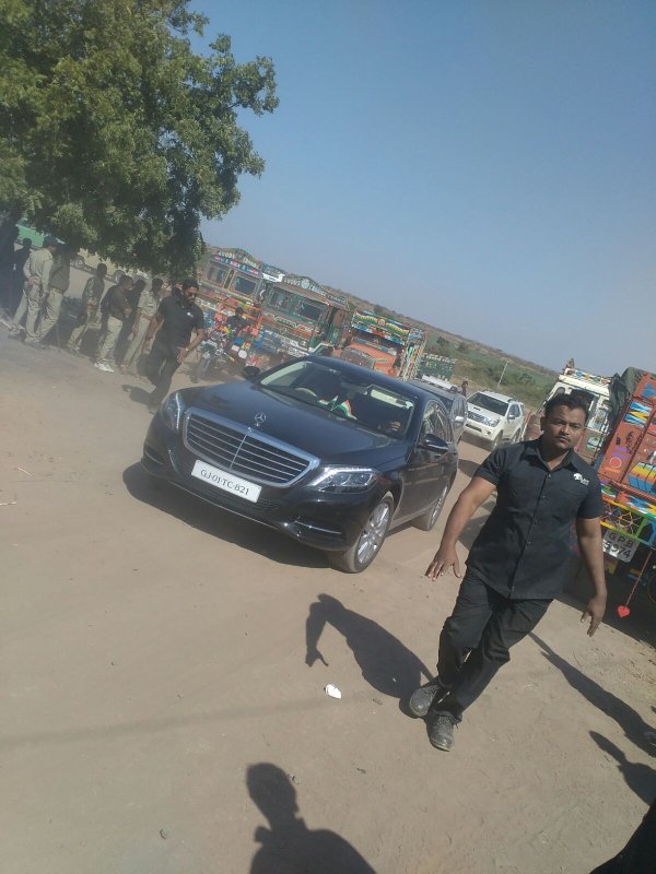 Shah Rukh Khan with Abram arriving on the sets of Raees in Bhuj