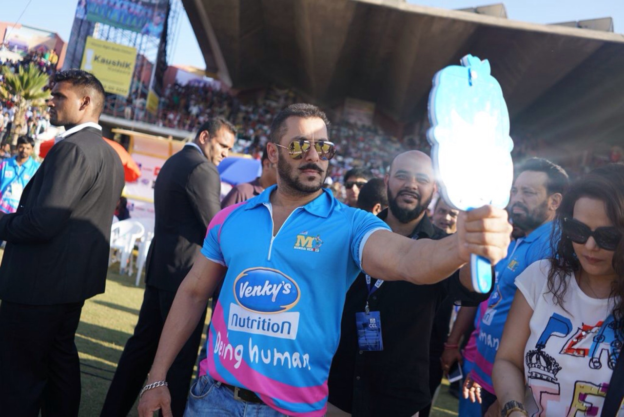 Salman Khan posing with amirror