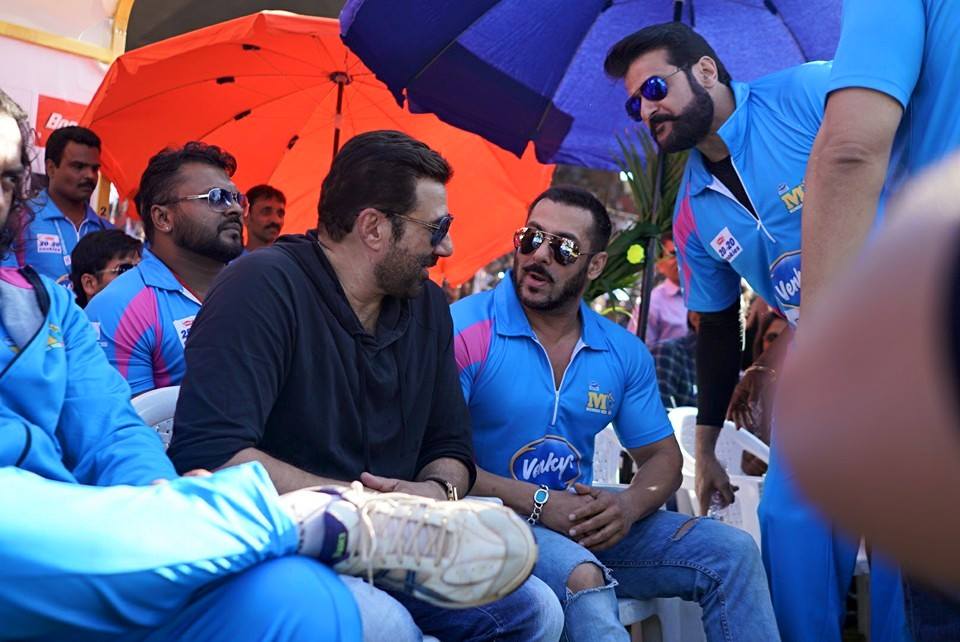 Salman Khan intercating with Sunny Deol