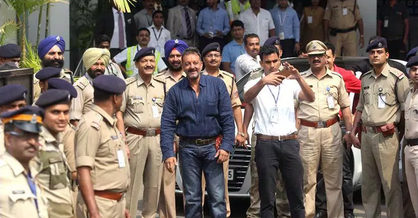 'Free man' Sanjay Dutt gets hero's welcome at home