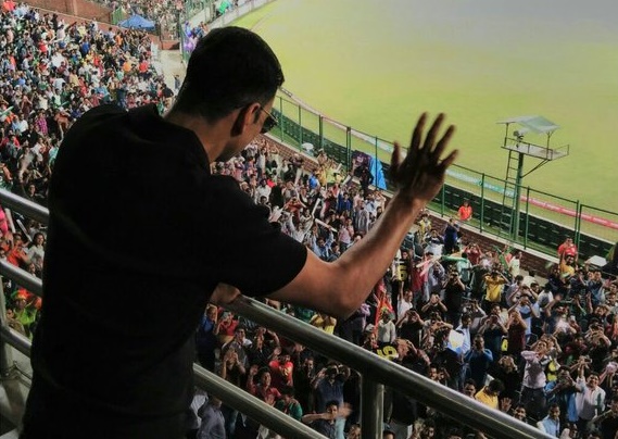 Akshay-takes-break-from-Robot-2-for-cricket