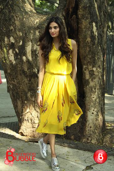 Athiya Shett y in yellow