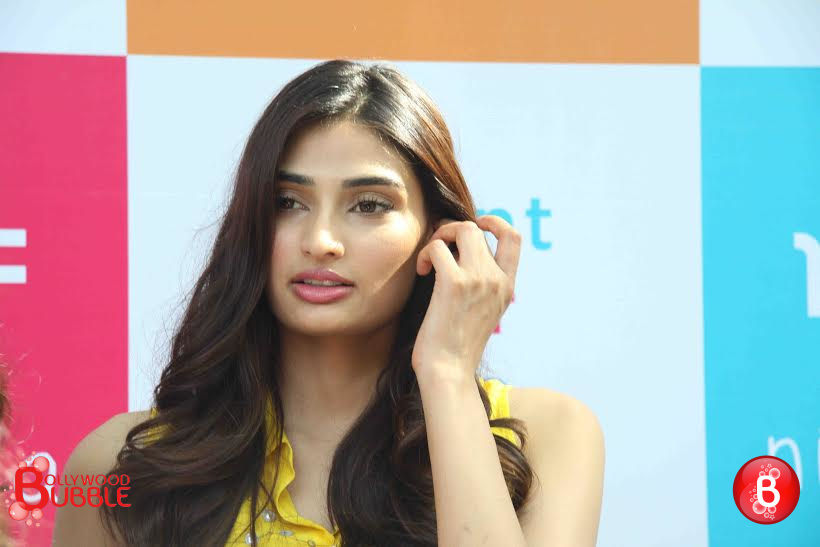 Athiya Shett y in yellow