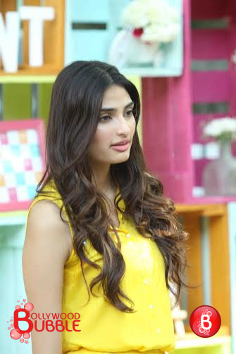 Athiya Shett y in yellow
