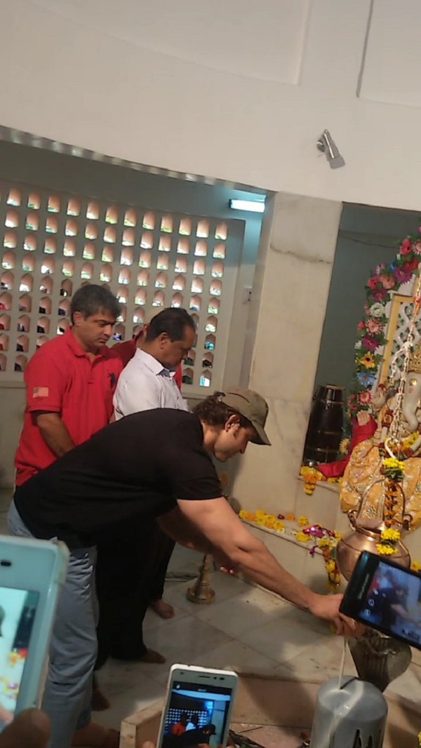 Hrithik Roshan at Shiva temple1