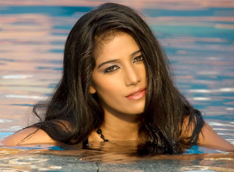 Poonam Pandey stunts
