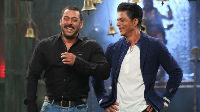 Shah Rukh Khan and Salman Khan's friendly chat goes on till wee hours in the morning