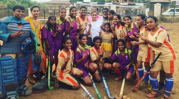 Alia Bhatt with hockey palyers