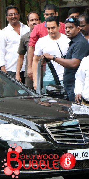 Aamir Khan outside Lilavati hospital