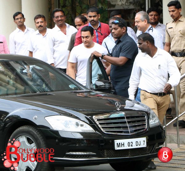Aamir Khan outside Lilavati hospital