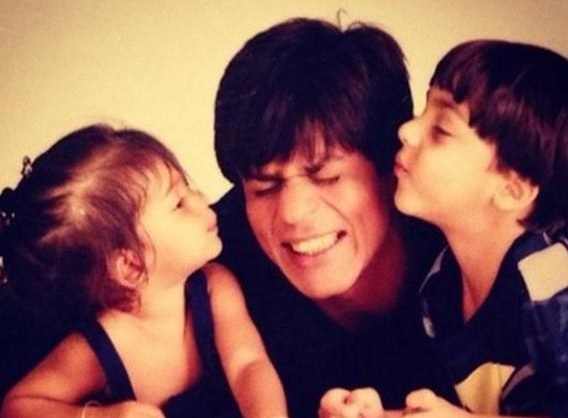 Suhana,Aryan, SRK