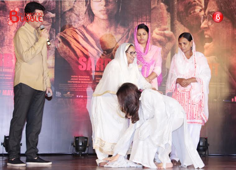 Aishwarya Rai Bachchan, Randeep Hooda and team 'Sarbjit' at Sarabjit Singh's prayer meet