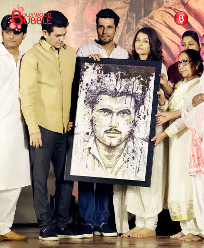 Aishwarya Rai Bachchan, Randeep Hooda and team 'Sarbjit' at Sarabjit Singh's prayer meet