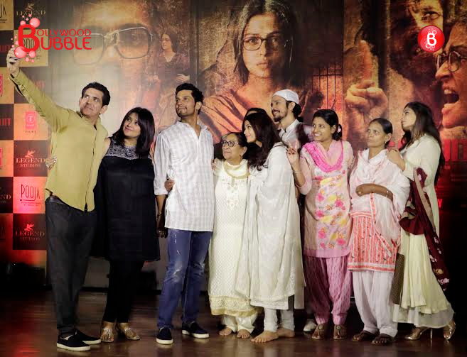 Aishwarya Rai Bachchan, Randeep Hooda and team 'Sarbjit' at Sarabjit Singh's prayer meet