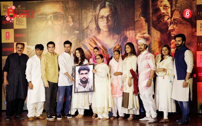 Aishwarya Rai Bachchan, Randeep Hooda and team 'Sarbjit' at Sarabjit Singh's prayer meet