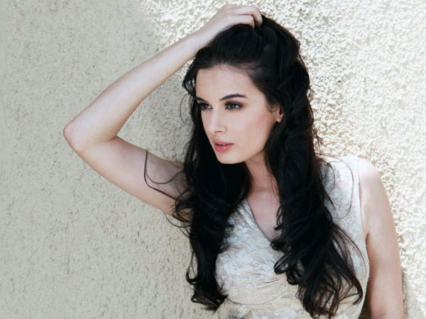 Evelyn Sharma mobbed while shooting for her next film