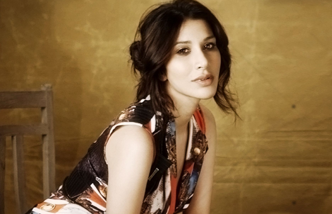 Is that Sophie Choudry hanging around with Justin Bieber?