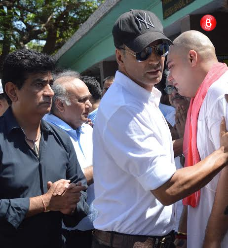 Akshay Kumar, Abhishek Bachchan and B-Town celebs at Vikas Mohan's funeral