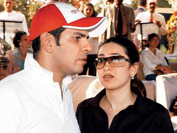 Karisma Kapoor's ex-husband gets angry on seeing her with another guy!