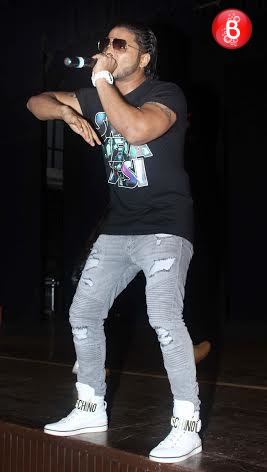 Varun Dhawan and Raftaar promote 'Dishoom' at Mithibai College