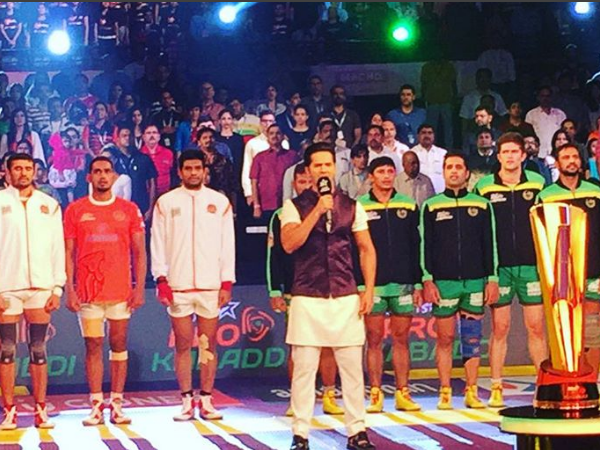 Varun Dhawan singing national anthem